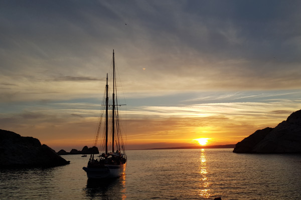 Croisière à la voile sur les îles du Frioul au soleil couchant