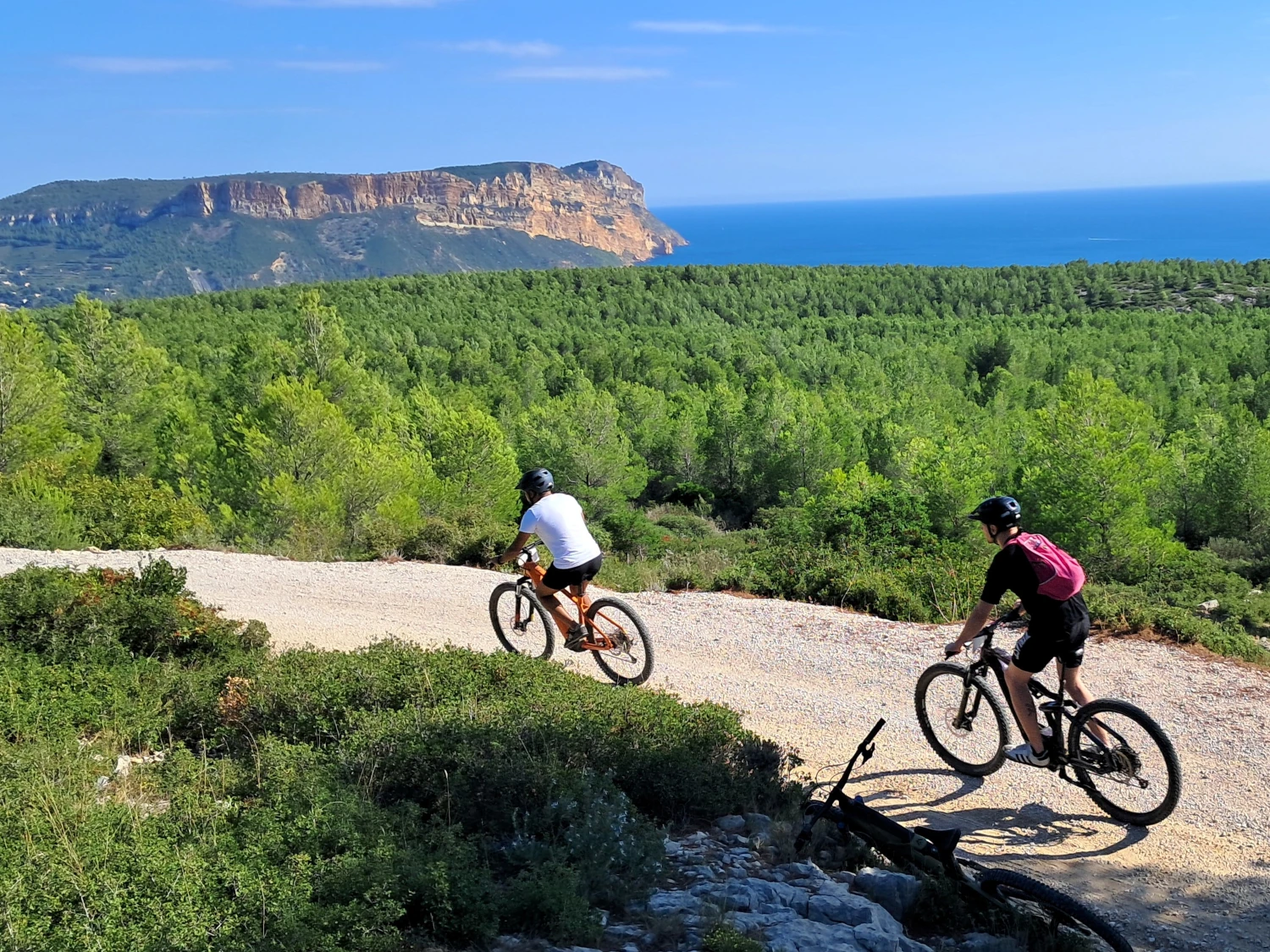 Tour calanques en vtt électrique à Cassis. Encadrement par un guide local diplômé