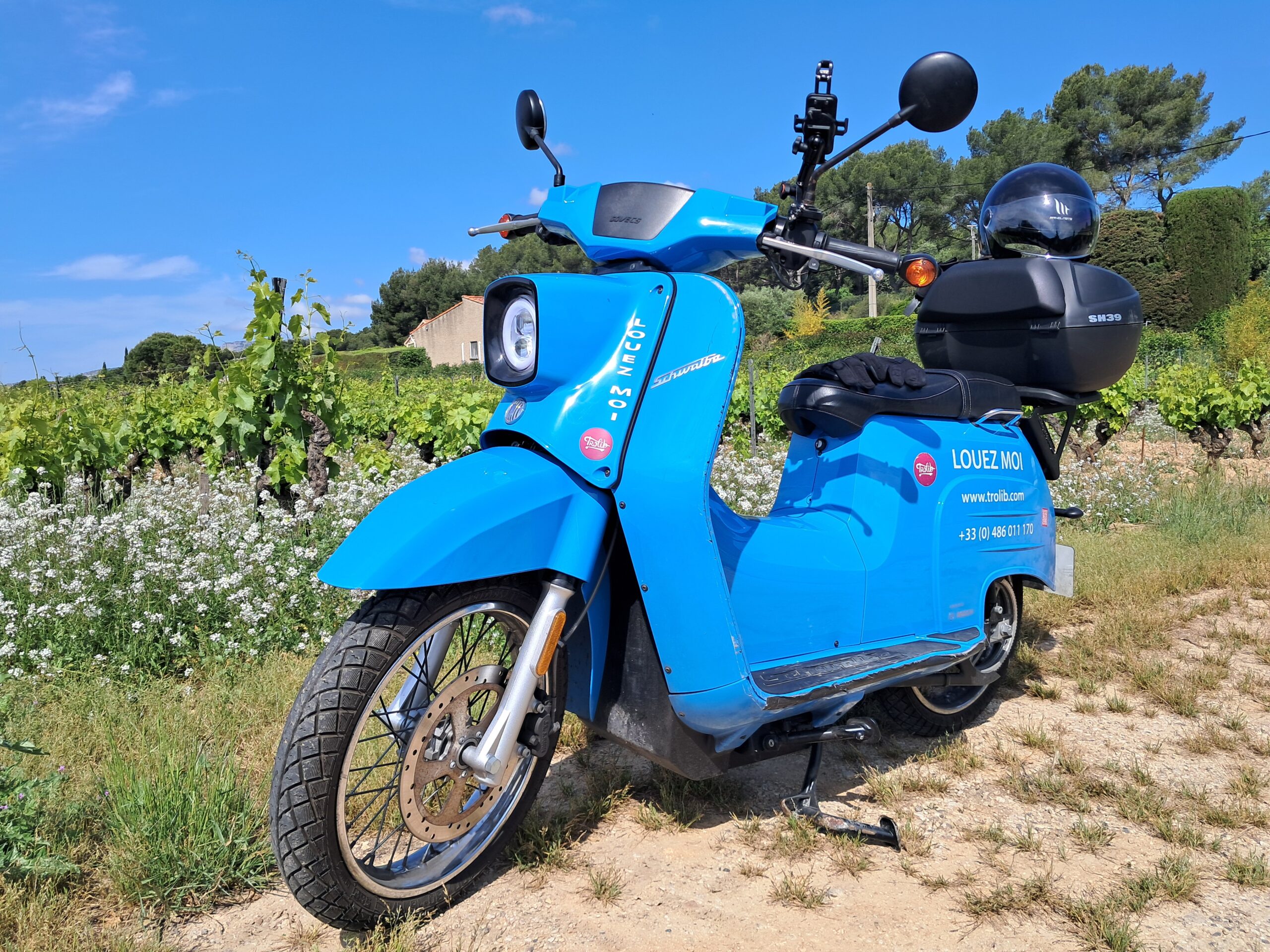 Scooter garé face à la mer près de Cassis