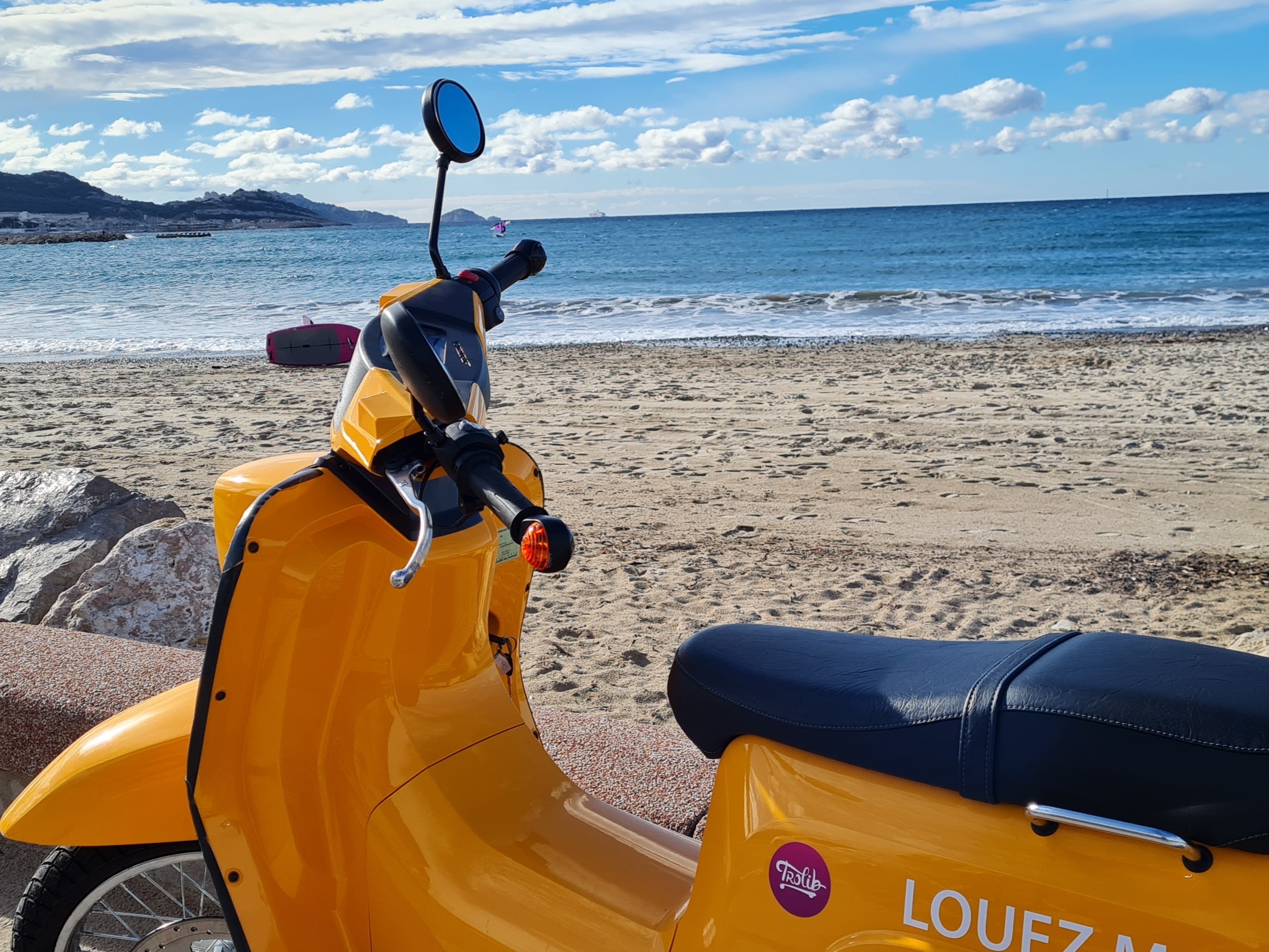 scooter électrique schwalbe jaune en location à Cassis