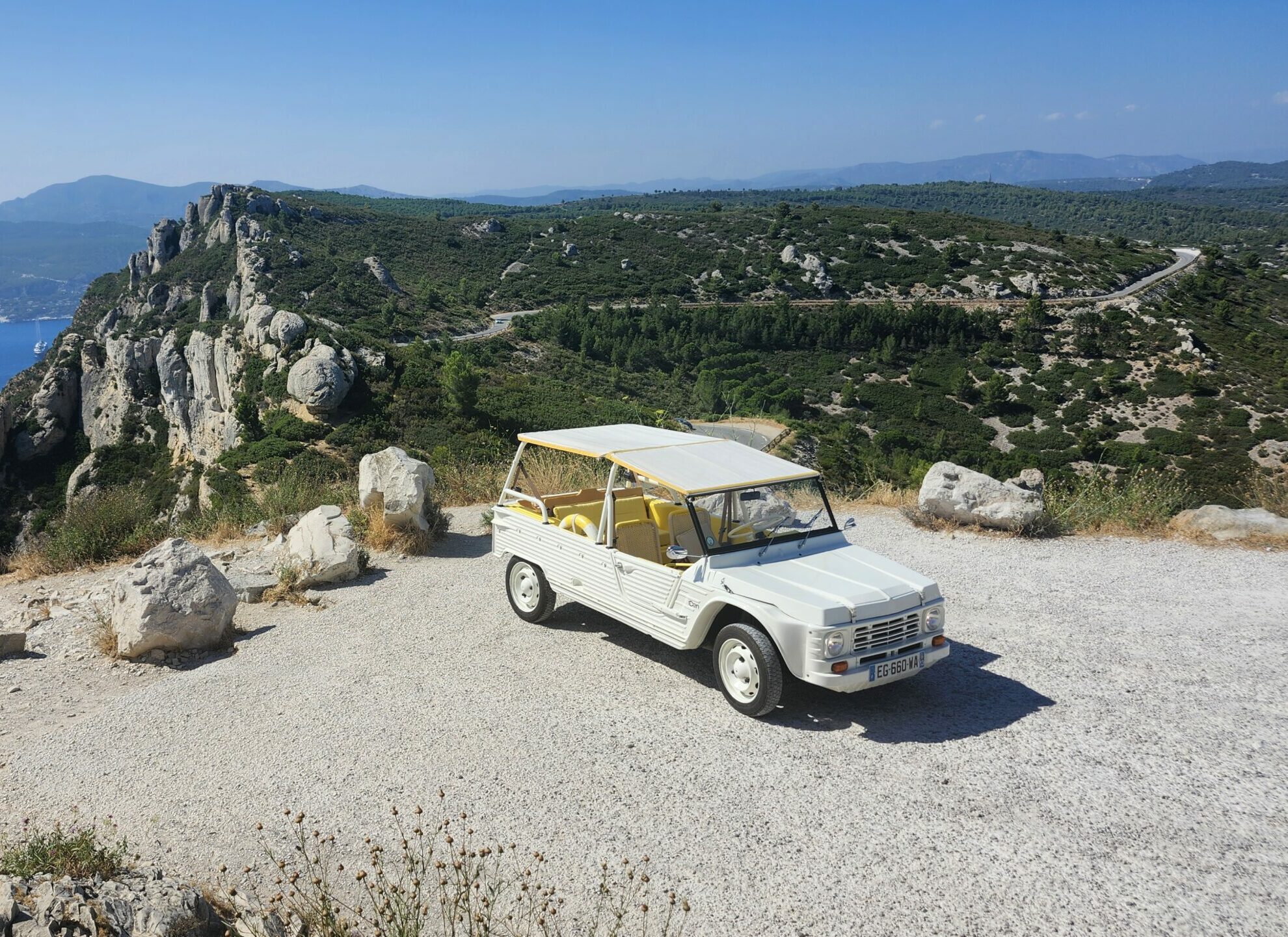 Méhari décapotable vintage garée sur la route des crêtes