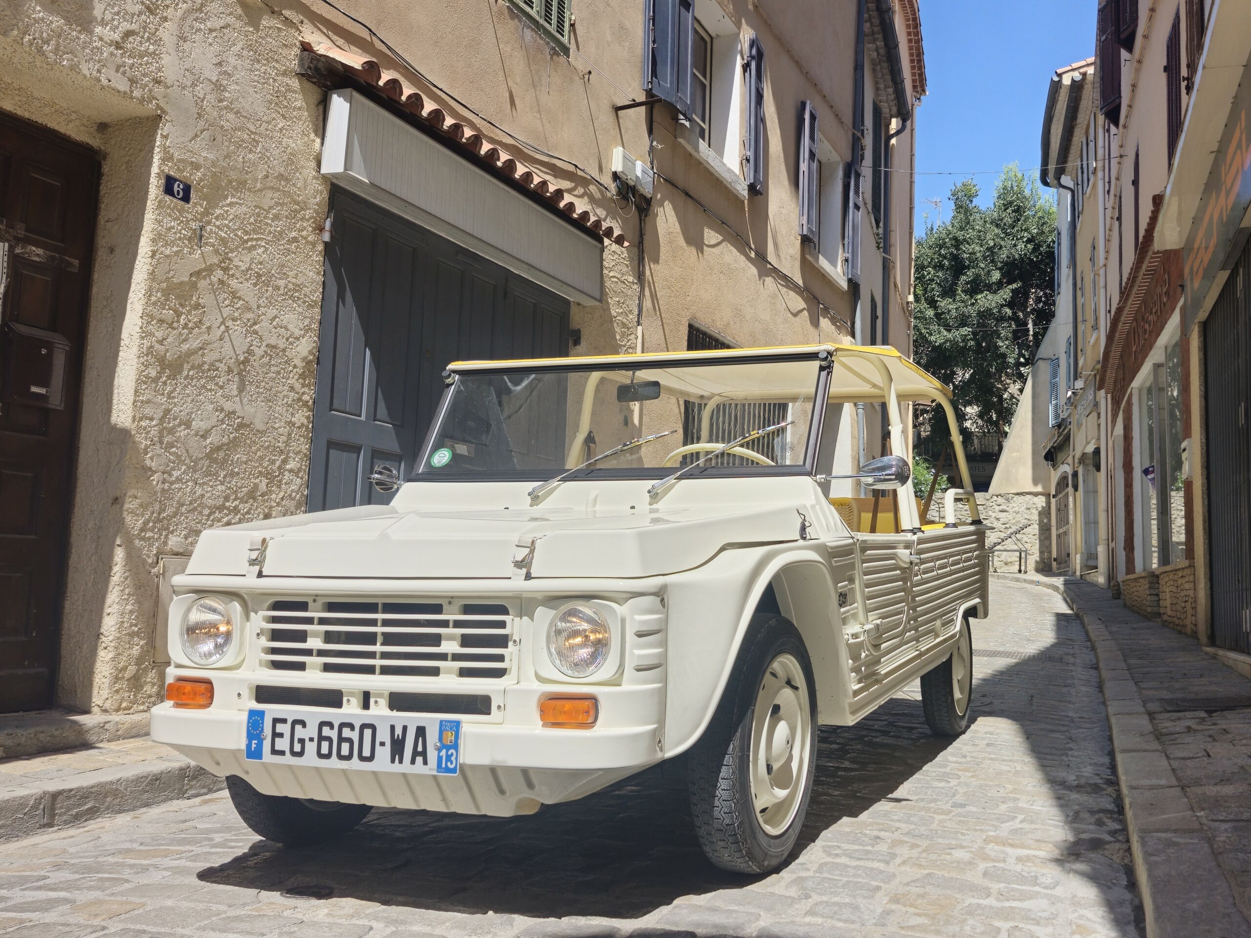 Location de Méhari électrique avec Gps et itinéraires à Cassis